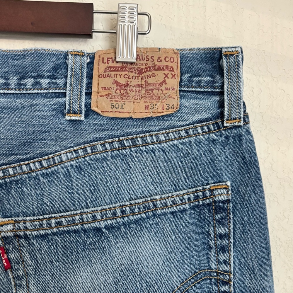 Levi’s 501 Original Button Fly 33x34 Distressed Light Wash Straight Jeans - Picture 6 of 10